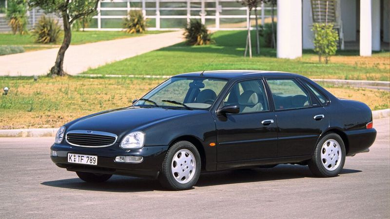 Im Oktober 1994 erschien der neue, überarbeitete Scorpio. Beim Design orientierte sich Ford nun am US-amerikanischen Kundengeschmack, obwohl dieser dort gar nicht verkauft wurde.  Mit der Überarbeitung entfiel die Schräghecklimousine, da sie sich zunehmend schlechter verkaufte, womit es fortan nur noch die Stufenhecklimousine und den Kombi gab. Neben den bekannten Motoren mit 2,0-Liter mit 85 kW und dem 2,9-V6-Zylinder, der aus dem 1965 vorgestellten V6 mit 60° Zylinderbankwinkel weiterentwickelt war, gab es auch modernere 16-Ventil-Aggregate wie den 100 kW starke 2,0-Liter mit 16 Ventilen und auch ein 2,9-Liter, der 152 kW leistete und zwei oben liegende Nockenwellen besaß. Mitte 1996 folgte noch ein etwas erstarkter 2,5-Liter-Turbodiesel, der es statt auf 85 nun auf 92 kW brachte. (Bild: Hersteller)