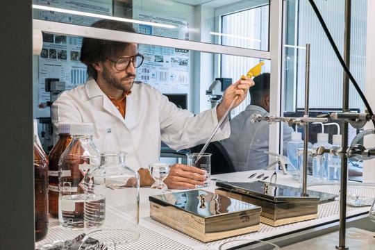 Doktorand Lars Hildebrandt beschäftigt sich im Institut für Küstenforschung mit Mikro- und Nanoplastikpartikeln in der aquatischen und marinen Umwelt. Doktorand Lars Hildebrandt beschäftigt sich im Institut für Küstenforschung mit Mikro- und Nanoplastikpartikeln in der aquatischen und marinen Umwelt.