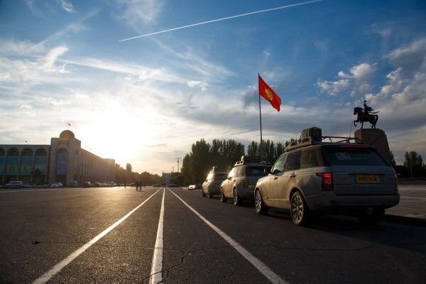 Eine Testfahrt der besonderen Art: drei Range Rover Hybrid auf dem Weg nach Asien (Land Rover)