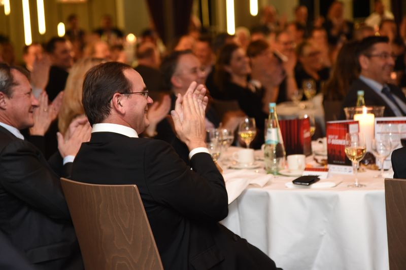 Werner Nieberle, IT-BUSINESS, und die Gäste genossen den Vortrag von Josef Bertl. (Bild: IT-BUSINESS / Hannes Magerstädt )