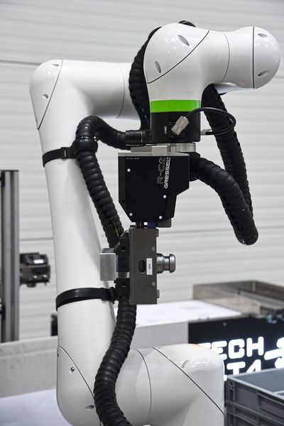 Nach der Übergabe des Bauteils an den zweiten Schraubstock wird es in der Maschine fertigbearbeitet. (Bild: Gressel)