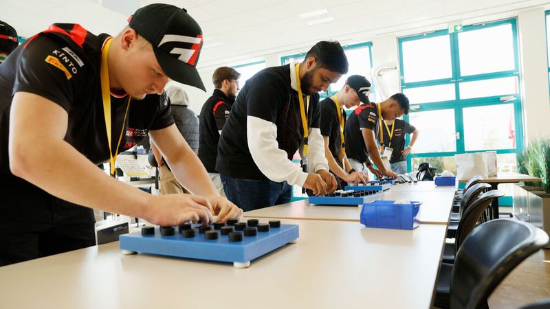 Die Auszubildenden mussten ihr praktisches Können unter Beweis stellen. (Bild: Toyota)