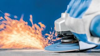 Flotter, ergonomischer und deutlich standhafter soll die Arbeit mit den neu entwickelten Schruppscheiben-Alternativen aus Pferds „CC-Grind“-Familie ablaufen. Das Besondere ist ihre Ausstattung mit den dreieckig geformten Deltagrain-Schleifkörnerchen, wie es heißt. (Pferd)