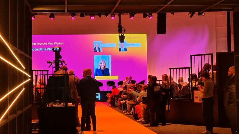 ... zählte auch die Keynote von Gesundheitsministerin Nina Warken am ersten Messetag zu den Highlights und Gesprächsthemen vieler Besucher. Der Zutritt zu Stage 5.2 (Halle 5.2) wurde allerdings schnell geschlossen: Kurz nach Öffnung musste der Einlass wegen Überfüllung gesperrt werden. (Bild: @ Serina Sonsalla)