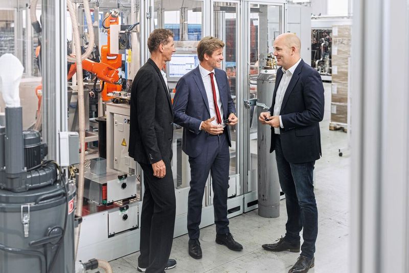 Christian Benzing (middle) relied on Wafios Tube Automation for the implementation of the automation solution, as well as its managing director Dietmar Dengler (left) and Boris Kühn (right). (Image:Kuka)