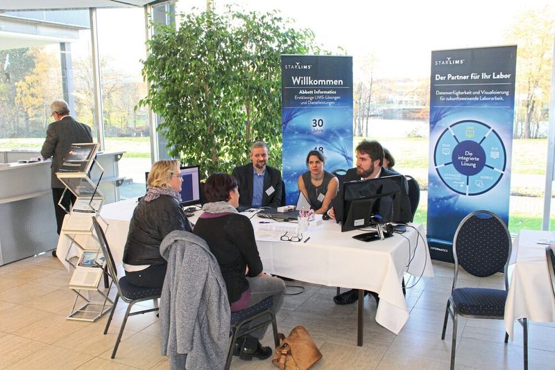 An den Ständen der Aussteller finden in den Vortragspausen intensive Beratungsgespräche statt. (LABORPRAXIS)