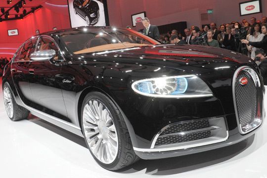 Die Dachlinie mündet nach vorne hin in dem bekannten Bugatti-Kühler, der von großen LED-Scheinwerfern flankiert wird. (Archiv: Vogel Business Media)