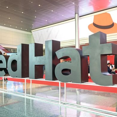 ABB setzt die Ansible Automation Platform von Red Hat ein, um die Konfiguration von Systemen, die Bereitstellung von Anwendungen und die Orchestrierung komplexer Workflows in hybriden IT-Umgebungen zu vereinfachen.  (Bild: Red Hat)