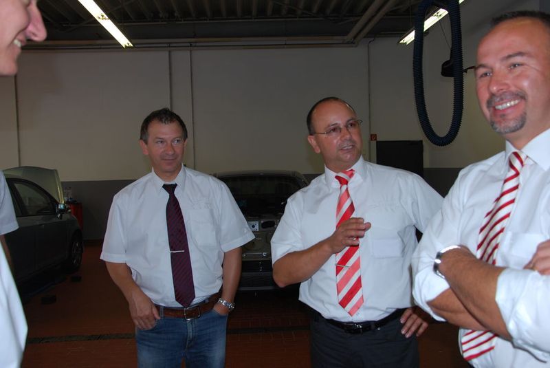 Die Brüder Guido (2.v.l.) und Olaf Schmidt (2.v.re) - hier beim Juryrundgang im Unternehmen – leiten die Autohausgruppe gemeinsam mit ihrem Vater Adolf Schmidt. (Archiv: Vogel Business Media)