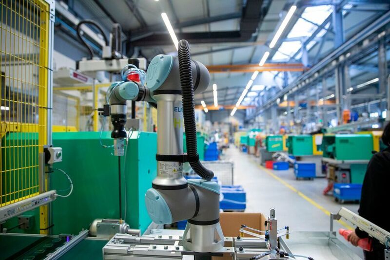 Kunststoffhersteller Vema setzt seine Cobots an unterschiedlichen Arbeitsstationen ein. Für die Umrüstung benötigt er nur 30 Minuten. (Universal Robots)