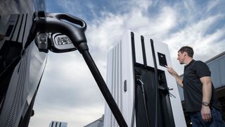 Das Laden eines E-Autos wird zunehmend einfacher. (Bild: Mercedes-Benz)