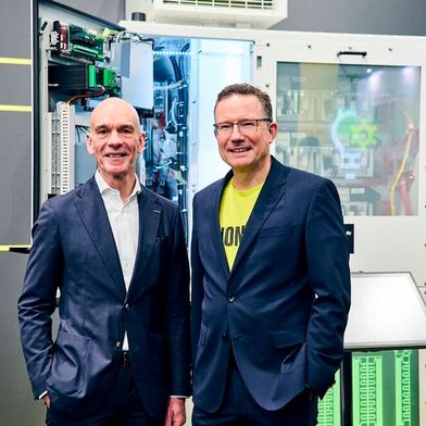 Achim Peltz (CEO Siemens Motion Control) und Michael Reichle (CEO Innomotics) auf der SPS 2025 in Nürnberg. (Bild: Innomotics)