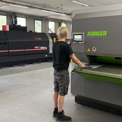 To improve quality, comply with strict standards, and reliably shorten throughput times, the production line has recently been expanded with the addition of a Peak Performer 60P.1600 part leveling machine from KOHLER Maschinenbau GmbH. (Image: ALCOLOR)