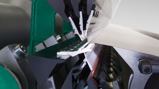 CFK-Barren in einer Hochleistungs-Kettenwirkmaschine (Karl Mayer Composite Parts)