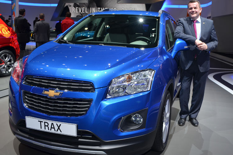 Chevrolet-Deutschland-Geschäftsführer Steffen Raschig am neuen Trax, der ab Ende April bei den Händlern stehen soll. (Foto: Rehberg)