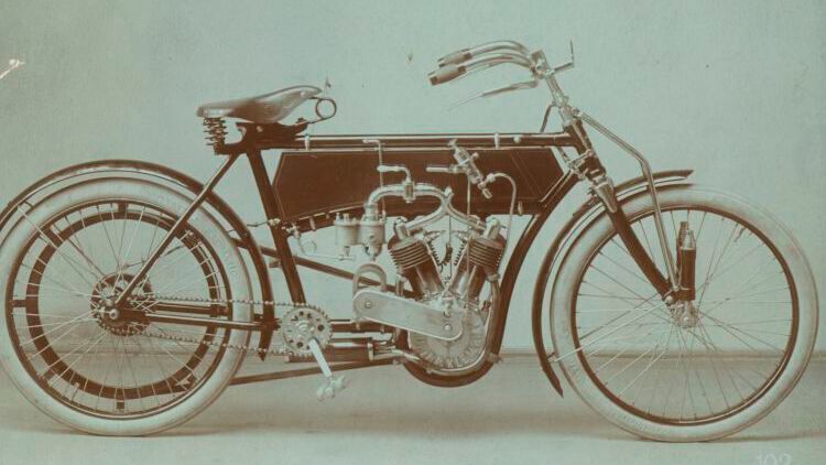 Auch in ihren ersten Kraftwagen baute die Firma Laurin & Klement zunächst den zuverlässigen und erfolgreichen V-Zweizylindermotor aus seinen Motorrädern ein. (Škoda )