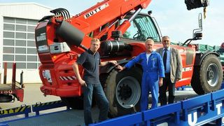 Konstrukteur Dipl.-Ing. Thomas Hillmann, Fertigungsleiter Werner Vosmann und Geschäftsführer Hans-Jochen Butt (von links nach rechts) von der Butt Verladerampen GmbH auf der Spezialrampe, die an den Hersteller von Straßenfertigern ausgeliefert wurde. Bild: Butt (Archiv: Vogel Business Media)