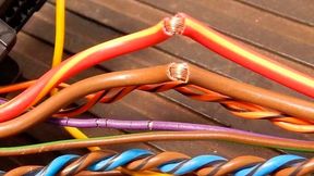 Wieder brandheiß! Bei vier BMW-Modellen aus den Baureihen 7 und 5, darunter auch Elektrovarianten, können aufgrund beschädigter Kabelbäume (Symbolbild) Brände entstehen. Lesen Sie hier, ob Sie auch betroffen sind ... (Bild: J. Fildner)