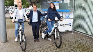 Von links: Johanna Nasch, Assistentin der Geschäftsführung, Geschäftsführer Oliver Bohn und Marketingmanagerin Susanne März vor der neuen E-Bike-Sharing-Station des Autohauses Kuhn+Witte in Buchholtz. (Bild: Axel-Holger Haase)