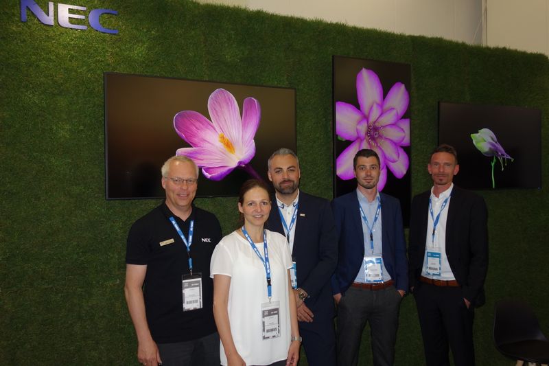 (v. l.) Björn Dörner und Daniela Mey, NEC, mit ihren Ingram Micro PMs Ömer Hirkalioglu, Benjamin Klippel und Oliver Weiß. (Bild: IT-BUSINESS)