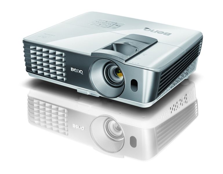 Der Heimkino-Beamer BENQ W1070 istlaut Hersteller ein Universalgenie in seiner Preisklasse. Er projiziert mit einer Bilddiagonale von bis zu 200 Zoll und bietet die Möglichkeit, diverse 3D-Formate via HDMI darzustellen. Dabei ist er dank Lens Shift und Zoom äußerst flexibel in Puncto Aufstellungsort. (BENQ)