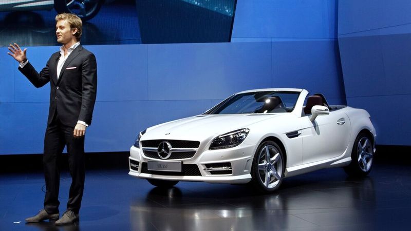 Furioser Auftakt: Der Formel-1-Fahrer und spätere Weltmeister Nico Rosberg präsentierte 2011 die dritte Generation des Mercedes SLK. (Bild: Mercedes-Benz Classic Archive)