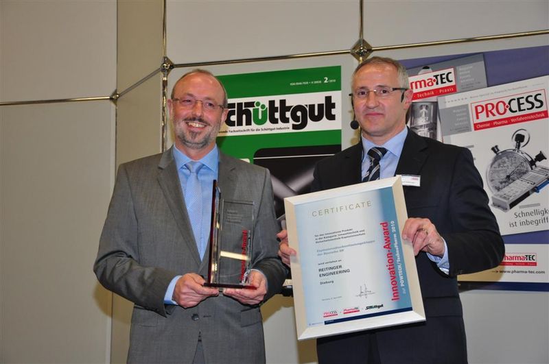 Freut sich über den Innovation-Award für die Explosionsdruckentlastungsklappe SK: Peter Reitinger, Geschäftsführer von Reitinger Engineering (links), mit Publisher Gerd Kielburger (rechts). (Archiv: Vogel Business Media)