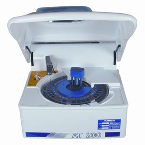 2  Der Tisch-Analyser Olympus AT200 bietet eine variable Temperatureinstellung, flexible Inkubationszeit und Programmierung von bis zu zehn Reagenzien per Test.