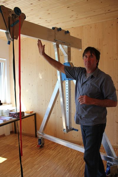 Die Laufkatze am Aluminium-Portalkran ist eine Eigenanfertigung von SCHILLING Gerätebau. (Bild: Juliana Pfeiffer)