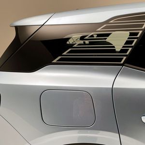 Die C-Säule des 4,45 m langen Explorers ziert eine Liniengrafik auf einer Glasscheibe. Trotz eines über die Heckscheibe ragenden Dachspoilers gibt es einen Heckscheibenwischer. Unter der Heckscheibe steht ebenfalls auf voller Breite der Modellname.(Bild:  Dirk Kunde)