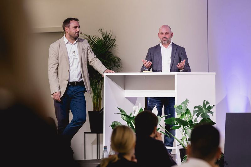 Julius Väth und Karlheinz Meitinger von WP-ARO präsentierten aufschlussreiche Erfahrungsberichte zur elektrischen Dreikammer-EVO-Membranpumpe beim Fördern abrasiver und korrosiver Medien. Ihre Erkenntnisse zur Effizienzsteigerung durch die Kombination von Druckluft-Doppelmembranpumpe mit elektrischem Antrieb beeindruckten das Fachpublikum. (Bild: Stefan Bausewein)