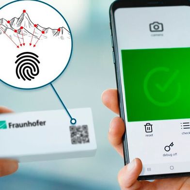 Passaporto digitale del prodotto e protezione del marchio riuniti in un unico codice: il sistema di identificazione SmartID integra la struttura superficiale unica di una confezione in un codice QR a prova di contraffazione. (Immagine:Fraunhofer IAP)