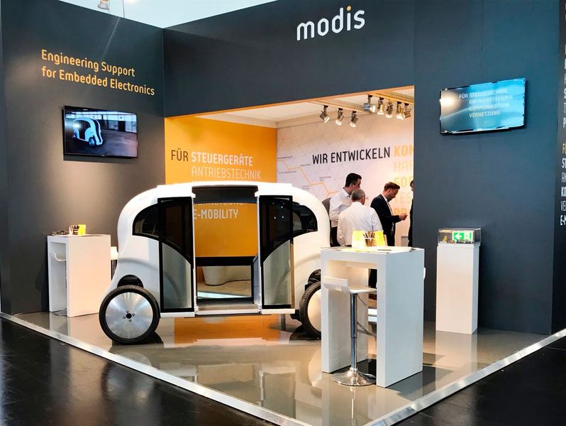  Modis  Modis ist ein Anbieter für Automatisierungs- und Robotiklösungen. Auf der Embedded World 2019 präsentierte das in Düsseldorf beheimatete, aber international tätige Unternehmen den Prototyp eines autonomen ÖPNV-Fahrzeugs, das für den produzierenden Partner mit der notwenigen Elektronik ausgestattet wurde. Mehr Informationen unter www.modis.de    (Bild: Vogel Communications Group)