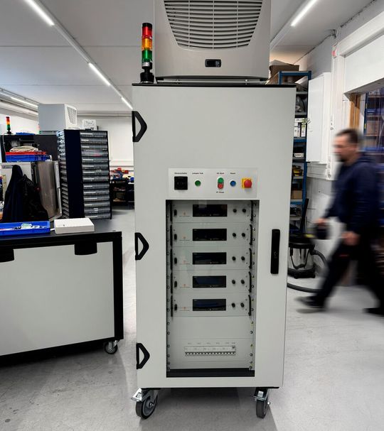 Requirements for integrated power supply systems: Precise AC and DC power supply systems that not only provide energy, but also reliably combine measurement, analysis and system integration.(Image: Schulz Electronic)