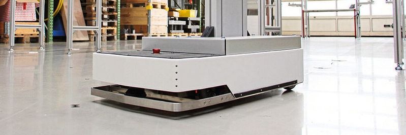 Für den Betrieb von fahrerlosen Transporteinheiten ist eine Reihe von Sensorik erforderlich, um sicherzustellen, dass Umwelt, Mensch und Maschine geschützt sind. (Bild:  Susann Reichert, IPH)