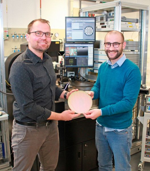 Platz 46: Das 2022 gegründete Unternehmen Hyphox hat einen photonischen Sensor entwickelt, der nun in die Massenproduktion gehen soll. Mit diesem Sensor könne ein Analysetool in Flüssigkeiten Viren, Giftstoffe oder Bakterien in Echtzeit finden. Geeignet sei diese Technologie sowohl für die Wissenschaft, als auch für die Industrie.  (Bild: Hyphox)