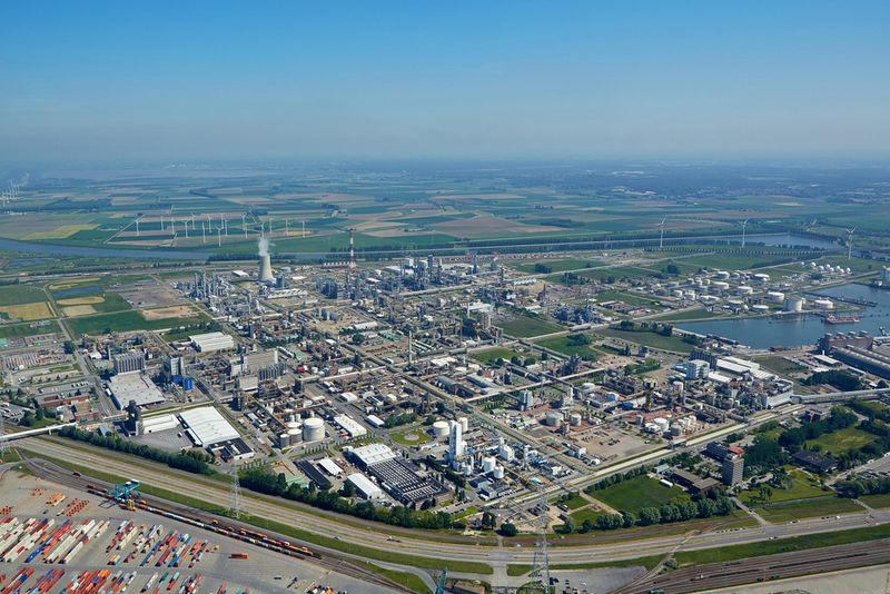 BASF Verbundstandort Antwerpen, der zweitgrößte Standort des Chemieriesen. Zunächst sollen europäische Produktionsstraßen mit der neuen Polymerisationstechnologie ausgestattet werden. (Bild: BASF SE)