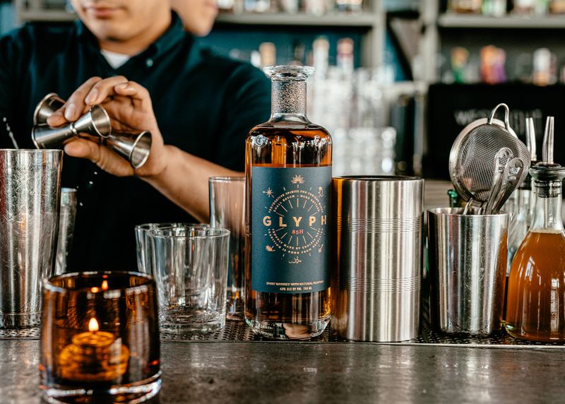 Der Whisky aus dem Labor Ein echter Whisky ist es nicht. Denn statt drei Jahre Eichenfass hat die Spirituose „Glyph“ nur 24 Stunden in Rundkolben und Bechergläsern im Labor verbracht. Die Gründer des amerikanischen Start-Ups Endless West haben aber viel Arbeit investiert, um echten Whisky chemisch in seine Bestandteile aufzuschlüsseln und ihr synthetisches Whisky-Getränk dann Aroma für Aroma zusammenzustellen.  Lesetipp: Wie sich mithilfe der Isotopenanalyse die Echtheit von Whiskey überprüfen lässt, erläutert ein Fachartikel von Forschern der Universität Duisburg-Essen.  Mehr Infos zum Thema gibt es in dem Begleitartikel: Vom Labor auf die Speisekarte: Lebensmittel von morgen (Courtesy of Endless West)