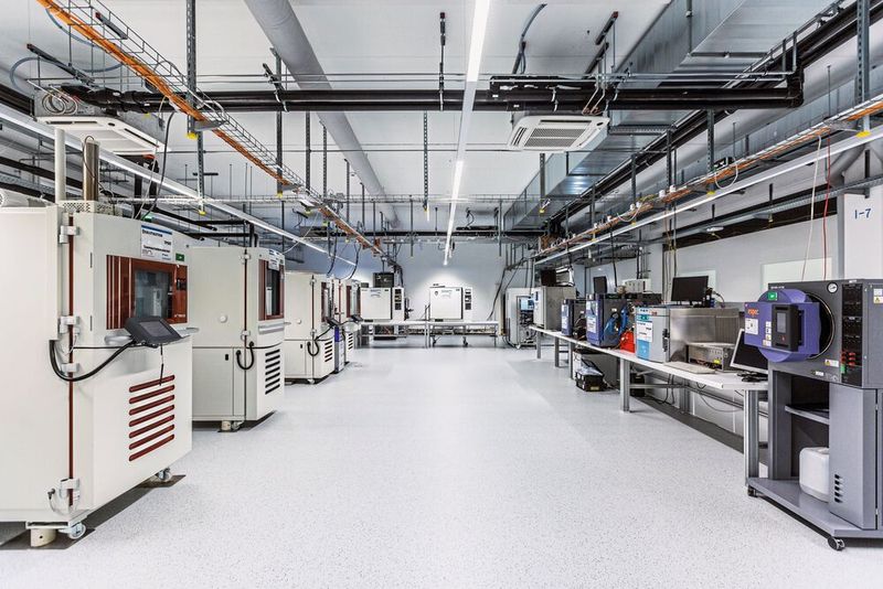 Bild 1:  Einblick in das Product Qualification Lab bei Swissbit in Berlin.  (Bild: Philippe Rives)