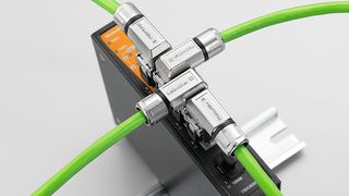 Die in 90°-Schritten flexibel einstellbaren Abgangsrichtungen gestatten eine passgenaue Leitungsführung auf engstem Raum. (Weidmüller)