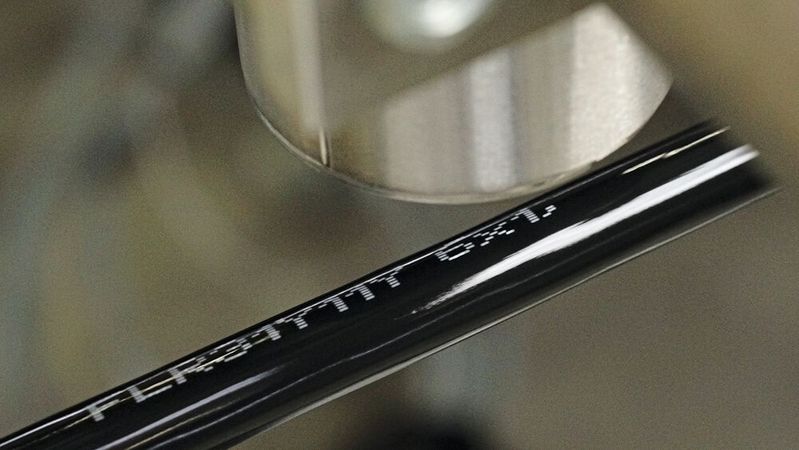 Der IQJET von Leibinger bedruckt Kabel bei EP Connectors für die Automobilindustrie. (Bild:  Paul Leibinger GmbH & Co. KG)