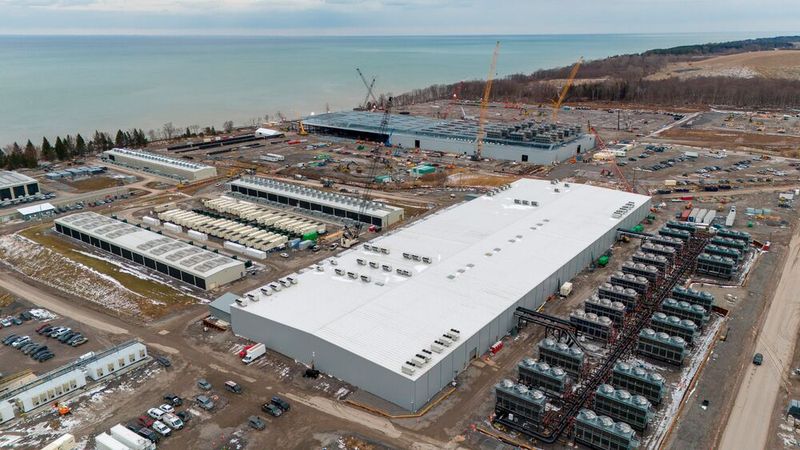 Die Luftaufnahme von einem Teil des Terawulf-Campus stammt aus dem April dieses Jahres. Geplant sind für dieses Gelände, auf dem sich vorher ein Kohlekraftwerk befunden hat, derzeit für HPC und IT-Workloads rund 600 Megawatt, eventuell 750 Megawatt, mit der Möglichkeit auf ein Gigawatt aufzustocken. Bereits unter Vertrag sind derzeit 438 Megawatt und 162 in Betrieb. Kunden sind Core 42, Google beziehungsweise Fluidstack.  (Bild: Schneider Electric)