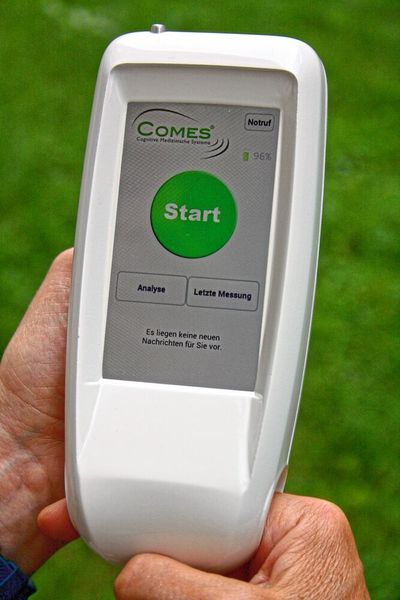 Das All-in-one-Medizingerät misst die Vitalwerte einer Person am Finger. (stw-med-chip)