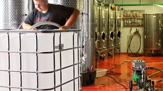 Im Kelterhaus des Weingutes in Kindenheim arbeitet Winzer Jan Philipp Kreutzenberger mit dem Schütz Wine-Store-Age IBC. (Bild: Weingut Kreutzenberger)