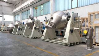 Blick auf die Montageanlage für bikonische Rotationsvakuumtrockner im Italvacuum-Werk 	in Borgaro Torinese (TO). (Bild: Italvacuum )