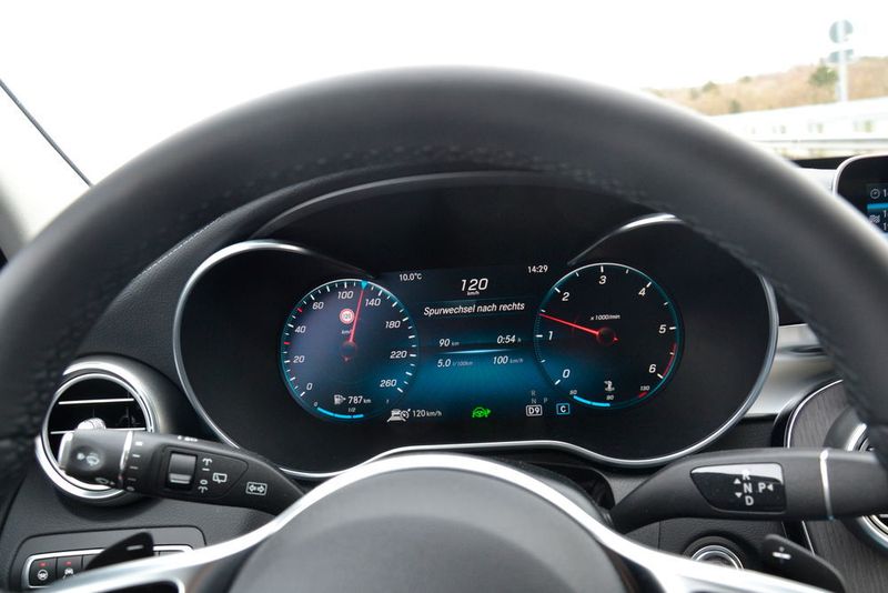 Unter anderem nimmt das teilautonome Fahren den Spurwechsel selbstständig vor. (Michel/»kfz-betrieb«)
