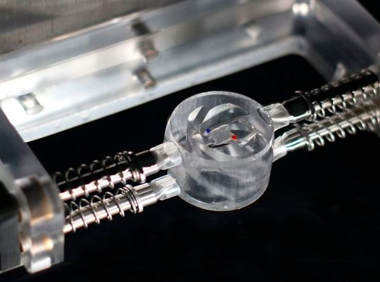 Der Mikromotor mit Wasserantrieb! Im durchsichtigen, 3D-gedruckten Bauteil, dreht sich der schwebende „Schwimmer“ (rot-blau markiert) an der Wasseroberfläche. Das könnte der Kniff sein, um jetzt auch feinste Faserbündel für Kabel und Medizintechnik herzustellen. Hier mehr dazu ... (Bild:  Cheng Zeng / Sinano)