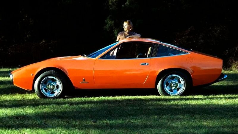 Der Ferrari 365 GTC/4 war ein 2+2-sitziger Straßensportwagen des italienischen Automobilherstellers Ferrari, der von 1971 bis 1973 gebaut wurde. Der Wagen ähnelte äußerlich dem 365 GTB/4 „Daytona“, mit dem er auch in technischer Hinsicht ähnlich war. Allerdings hatte er eine überarbeitete Antriebseinheit und eine eigenständige Karosserie. Die ungewöhnliche Form der Fahrgastzelle brachte dem Wagen bei der Präsentation den Beinamen „il Gobbone“ („der Bucklige“) oder auch „Banane“ ein. (Bild: Ferrari)