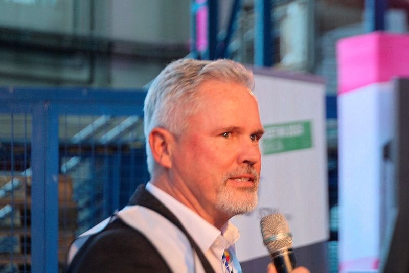 Jürgen Bobretzky präsentiert den Normalienspezialisten Knarr mit Sitz im nordbayerischen Helmbrechts, ab sofort ebenfalls als Global Partner der ISTMA. Das Unternehmen hat sich seit seiner Gründung als reines Werkzeugbauunternehmen inzwischen zum Komplettanbieter für den Werkzeug- und Formenbau entwickelt.  (Bild: Maschinenmarkt/rw)