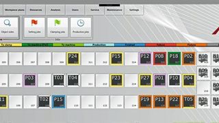 Die Abbildung zeigt die Hauptmaske des HPPS-5-78 mit zwei DLS Doppelladestationen und 3 Maschinen. Der aktuelle Arbeitsvorrat ist für den Verantwortlichen im Vorübergehen ersichtlich, denn Maschinen in Grün sind im Automatikbetrieb, Paletten in grün warten auf die Bearbeitung, Paletten in Orange stehen zum Rüsten, Paletten in Gelb zum Aufspannen zur Verfügung. Türkise in der Maschine werden gerade Bearbeitet und Blaue sind erfolgreich fertiggestellt. Durch einen
Doppelklick am Touchscreen öffnet sich die Detailansicht. (Miguel Muser)